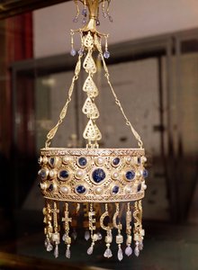 تاج نذري للملك Recesvinth (حكم 652-72) من كنز Guarrazar ، c.670 (الذهب والكريستال الصخري واللؤلؤ والياقوت) بواسطة المدرسة الاسبانية