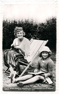 غلاديس كوبر 1888-1971 ، الممثلة الإنجليزية ، مع ابنتها جوان ، أوائل القرن العشرين. بواسطة الرياضة والعامة