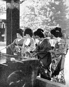 نساء يابانيات يغسلن أيديهن قبل دخول المعبد ، 1936. بواسطة الرياضة والعامة