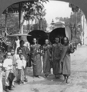رهبان بوذيون مع مظلات شمسية ومراوح ، رانغون ، بورما ، 1908
