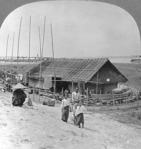 منزل مبني من البامبو على الطوافات ، بهامو ، بورما ، 1908 بواسطة شركة السفر ستيريو