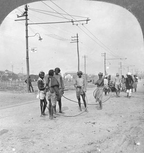 رجال على وشك رسم حمولة ثقيلة ، رانجون ، بورما ، 1908 بواسطة شركة السفر ستيريو