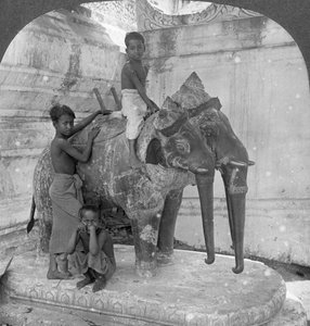 ثلاثة رأس فيل يحرس ملجأ ، معبد أراكان ، ماندالاي ، بورما ، 1908.