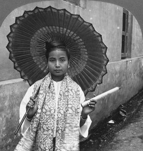 امرأة بورمية شابة تحمل سيجارًا ضخمًا ، رانغون ، بورما ، 1908