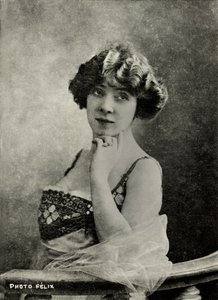 صورة للفنانة الفرنسية أميلي ديتيرل ( 1871