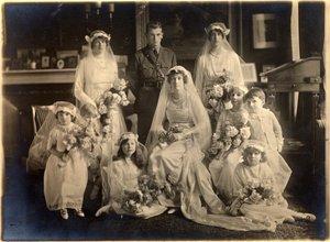 Group wedding portrait of Lady Blanche Cavendish and Colonel Ivan Murray Guards Chapel, Lansdowne House, 21st April 1919 (b/w photo) بواسطة استوديو لافاييت