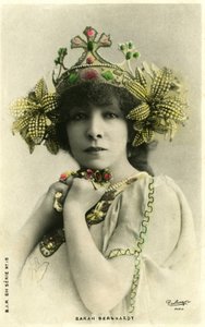 هنرييت روزين برنارد الملقب بسارة برنارد (1844-1923) بدور "الأميرة البعيدة" ، مسرحية من تأليف إدموند روستاند. (ب / ث الصورة) بواسطة استوديو Reutlinger