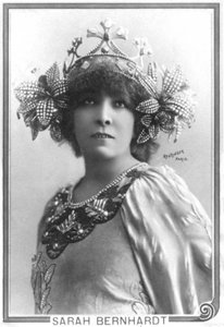هنرييت روزين برنارد الملقب بسارة برنارد (1844-1923) بدور "الأميرة البعيدة" ، مسرحية من تأليف إدموند روستاند (صورة بالأبيض والأسود)