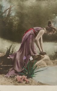 امرأة تنظر في بركة (صورة ملونة) بواسطة استوديو Reutlinger