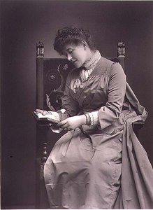 صورة شخصية لإلين تيري (1847-1928) ، منتصف ثمانينيات القرن التاسع عشر (صورة أبيض وأسود)