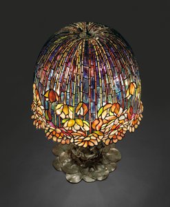 مصباح طاولة `` Pond Lily &39;&39; ، حوالي 1903 (زجاج رصاصي وبرونز مطلي)