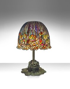 مصباح طاولة `` Pond Lily &39;&39; ، حوالي 1903 (زجاج رصاصي وبرونز مطلي)