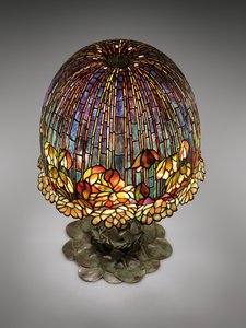 مصباح طاولة `` Pond Lily &39;&39; ، حوالي 1903 (زجاج رصاصي وبرونز مطلي)