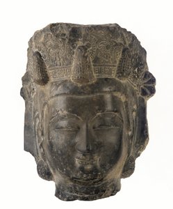 رأس بوديساتفا ، 581-618 (الحجر الجيري الرمادي الداكن)