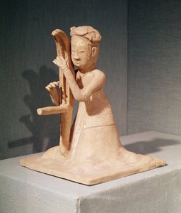 موسيقي جالس يعزف على القيثارة (الطين المطلي)
