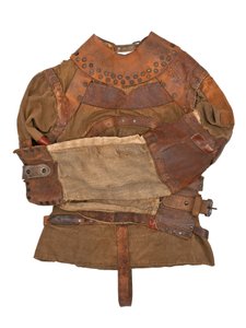 سترة سترات يملكها هاري هوديني ، حوالي عام 1915 (قماش كاكي ، مسامير جلدية ومعدنية) بواسطة شركة Swanfeldt للخيام والمظلة