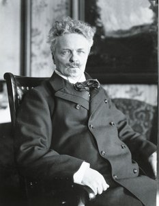 August Strindberg in his house at Stockholm (b/w photo) بواسطة المصور السويدي