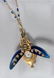 ساعة متدلية على شكل جعران ، Chaux-de-Fonds ، 1890s (ذهب ، سبائك نحاسية ، قطع الماس ، ياقوت ومينا)