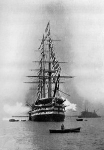 HMS دوق ويلينغتون يطلق تحية ملكية كرائد في بورتسموث ، هامبشاير ، 1896. بواسطة سيموندس وشركاه