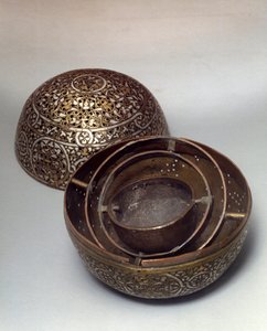 الفن الشرقي: عطر Burle (عطور حرق) أو مدفئ يدوي (مدفئ يدوي) من سوريا ، أواخر القرن الخامس عشر ، بداية القرن السادس عشر. سبيكة نحاسية مطروقة بزخرفة خطيرة ، مثقوبة ، مطعمة بمعجون الذهب والفضة والأسود. باريس ، متحف اللوفر بواسطة المدرسة السورية