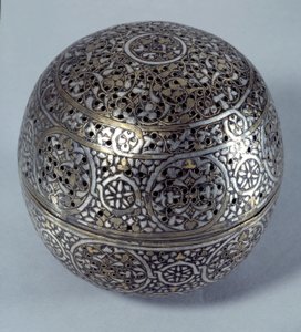 الفن الشرقي: عطر Frule (عطر حارق) أو مدفئ يدوي (مدفئ يدوي) من سوريا ، أواخر القرن الخامس عشر ، بداية القرن السادس عشر. سبيكة نحاسية مطروقة بزخرفة خطيرة ، مثقوبة ، مطعمة بمعجون الذهب والفضة والأسود. باريس ، متحف اللوفر بواسطة المدرسة السورية