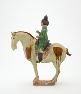 رجل على ظهور الخيل ، سلالة تانغ ، c.700-750 (آنية فخارية بزجاج سيليكات الرصاص وتفاصيل مطلية) بواسطة اسرة تانغ الصينية