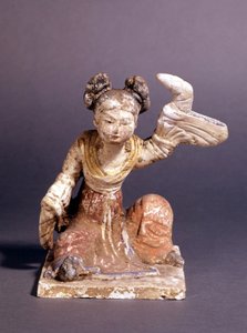 تمثال صغير يصور امرأة بالزي التقليدي من أسرة تانغ (أو تانغ).
