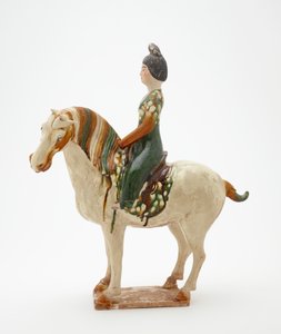 امرأة على ظهور الخيل ، سلالة تانغ ، c.700-750 (آنية فخارية بزجاج سيليكات الرصاص وتفاصيل مطلية)