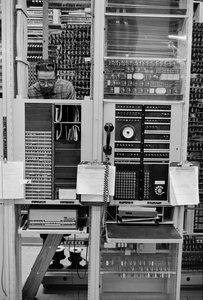 صيانة أجهزة الهاتف في PacTel المعروفة أيضًا باسم Pacific Telephone في بيلينجهام، ... بواسطة تيد شبيغل