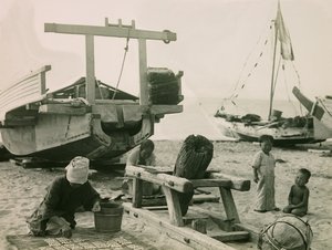 عائلة صيد في اليابان حوالي عام 1900 - 1915 (صورة فوتوغرافية)