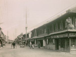 شارع تسوق في منطقة موتوماتشي في كوبي، حوالي عام 1900 - 1915 (صورة فوتوغرافية)
