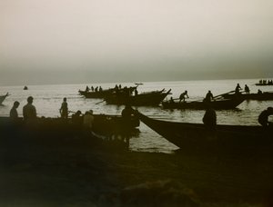 صياد ياباني في البحر، حوالي عام 1900 - 1915 (صورة فوتوغرافية) بواسطة 