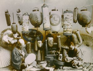 صورة لصانع فوانيس ومظلات ياباني، حوالي عام 1900 - 1915 (صورة فوتوغرافية) بواسطة 