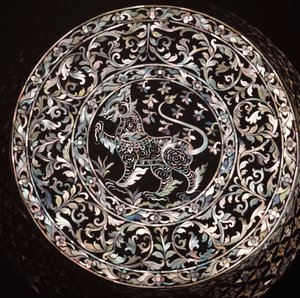 صندوق أم لؤلؤة مرصع يظهر سينجا (الأسد الملكي) (خشب) بواسطة المدرسة التايلاندية