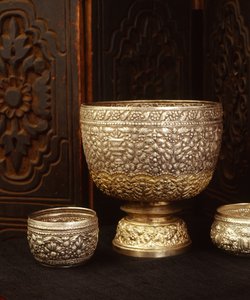 وعاء إعادة توزيع (فضي) بواسطة المدرسة التايلاندية