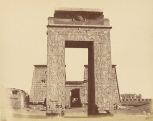 بوابة معبد خنسو بالكرنك