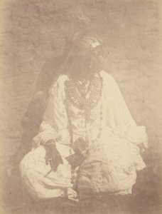 [صورة لامرأة من شمال أفريقيا تجلس أمام حائط] بواسطة Théodule Devéria