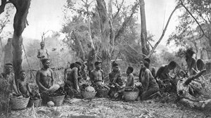 نساء من السكان الأصليين مع سلال من لحوم فرس النهر ، كارو ، جنوب أفريقيا ، 1924 1927 بواسطة توماس أ. جلوفر