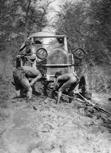 عالق في الوحل ، بولاوايو إلى ديت ، روديسيا الجنوبية ، c1924-c1925 1927 بواسطة توماس أ. جلوفر
