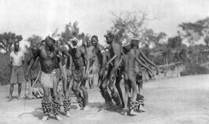 الراقصون الأوغنديون ، دودوما إلى مونغالا ، أوغندا ، 1925 1927 بواسطة توماس أ. جلوفر
