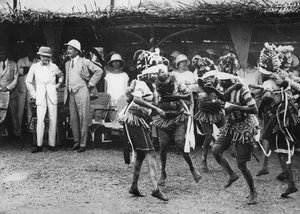 فتيات من قبيلة البوندو يرقصن أمام الأمير فريتاون ، سيراليون ، 1925