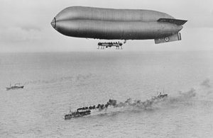 RNAS المنطاد من الدرجة الساحلية C23A تحلق فوق قافلة حربية ، حوالي عام 1917