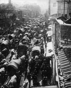 يتدفق اللاجئون إلى القسطنطينية ، بانتظار سفينة إلى آسيا خلال الثورة التركية ، 1909 بواسطة توماس إي وهوراس جرانت جرانت