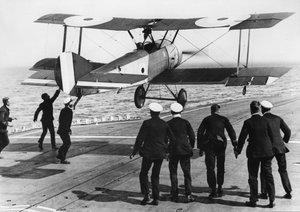 قائد السرب إدوين دوننغ ينزل على طائرة من طراز Sopwith Pup على متن السفينة الملكية فيريوس ، 2 أغسطس 1917