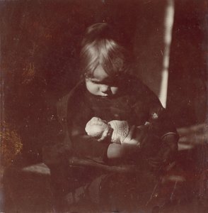 بيتي رينولدز مع Doll on Lap ، كاليفورنيا. 1885. بواسطة توماس إيكنز