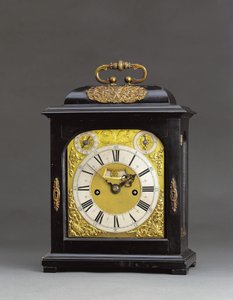 قام جيمس الثاني بتركيب ساعة قوس ضرب مع تكرار سحب ربع ، لا. 166، c.1690-95 (خشب الأبنوس ومعدن مذهّب) (انظر أيضًا 867503-4)