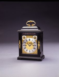 وليام وماري مصغرة ضرب قوس الساعة ، لا. 226 ، 1690-95 (خشب الأبنوس والمعدن)