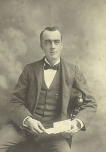 صورة بدون عنوان لرجل جالس ، ١٨٨٠١٨٩٩. بواسطة استوديو طومسون