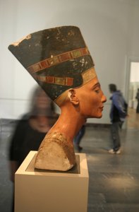 تمثال نصفي لنفرتيتي (1370 - 1330 قبل الميلاد) الزوجة الملكية العظيمة (القرين الرئيسي) للفرعون المصري إخناتون. اشتهرت نفرتيتي وزوجها بثورة دينية. بدأوا في عبادة إله واحد فقط ، آتون ، قرص الشمس. بواسطة تحتمس تحتمس