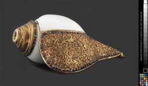 بوق الصدفة البوذية ، حوالي 1750-1850 (صدفة محارة ، سبيكة نحاسية مذهب ، أحجار شبه كريمة)